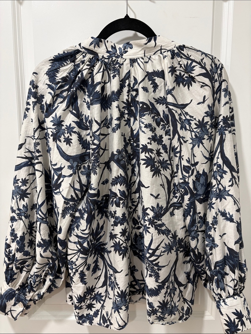 H&M Blue Floral V-Neck Pullover Blouse on White - Picture 3 of 3